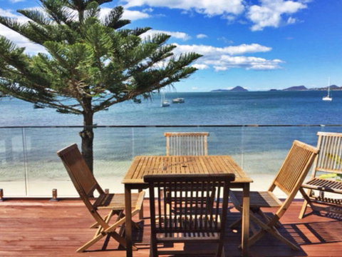 The Beach House' 169 Soldiers Point Road - Right On The Waterfront - Melbourne Tourism 0