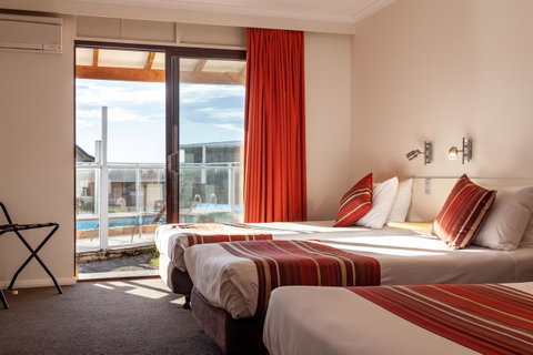 Beachfront Bicheno - Melbourne Tourism 1