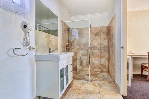 Wintersun Gardens Motel - Melbourne Tourism 9
