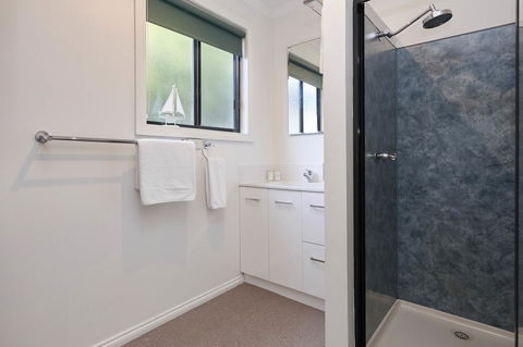 KINGFISHER COTTAGE Beachfront At The Binalong Bay - Melbourne Tourism 2