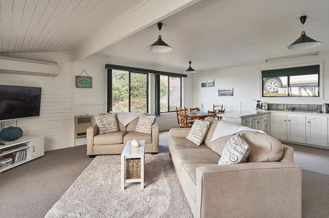 KINGFISHER COTTAGE Beachfront At The Binalong Bay - Melbourne Tourism 4
