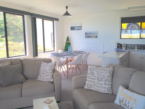 KINGFISHER COTTAGE Beachfront At The Binalong Bay - Melbourne Tourism 24
