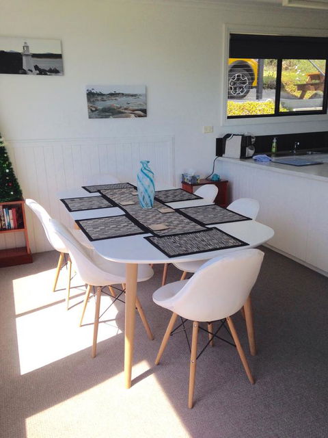 KINGFISHER COTTAGE Beachfront At The Binalong Bay - Melbourne Tourism 14