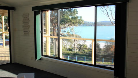 KINGFISHER COTTAGE Beachfront At The Binalong Bay - Melbourne Tourism 13