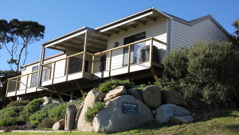 KINGFISHER COTTAGE Beachfront At The Binalong Bay - Melbourne Tourism 0
