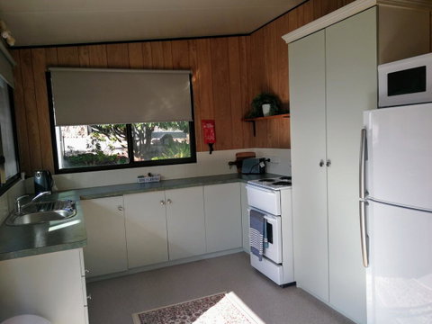Hilltop Cottages - Melbourne Tourism 11
