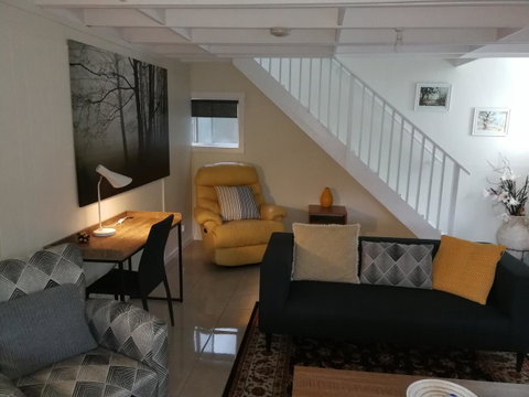 Hilltop Cottages - Melbourne Tourism 6