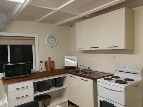 Hilltop Cottages - Melbourne Tourism 5
