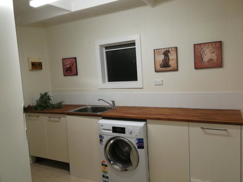 Hilltop Cottages - Melbourne Tourism 4