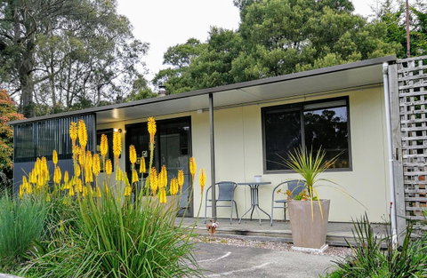 Hilltop Cottages - Melbourne Tourism 9