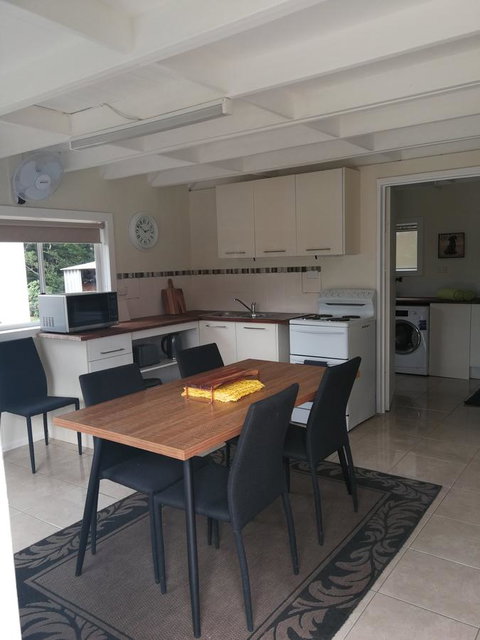 Hilltop Cottages - Melbourne Tourism 7