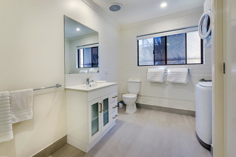 Allambi Holiday Apartments - Melbourne Tourism 35