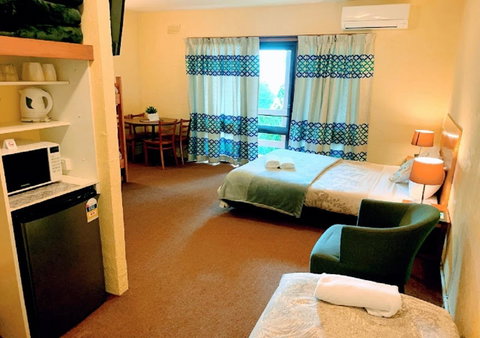 Mountain Creek Motel Bar & Restaurant - Melbourne Tourism 7