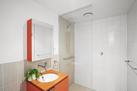 Complete Host Tiara Apartments - Melbourne Tourism 3