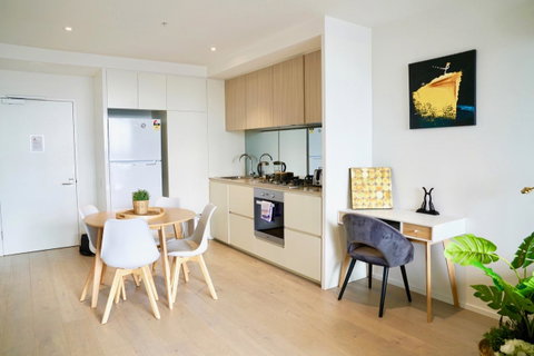 Pride Docklands Waterfront Apartment City View - Melbourne Tourism 13