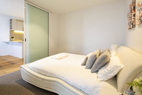 UrbanSuite The Wild Rosa Inn - Melbourne Tourism 7