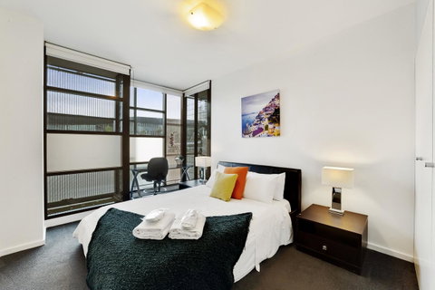 Signature Waterfront Apartments - Melbourne Tourism 3