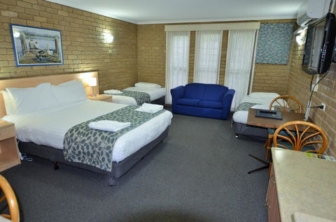 Tropicana Motor Inn - Melbourne Tourism 9
