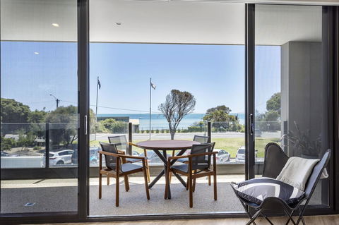 Blairgowrie Apartment 1 - On The Beach - Melbourne Tourism 0