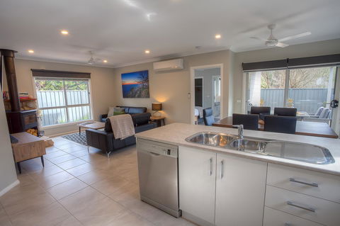 Luxury Abalina Cottages - Melbourne Tourism 7
