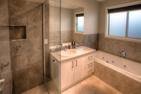 Luxury Abalina Cottages - Melbourne Tourism 10