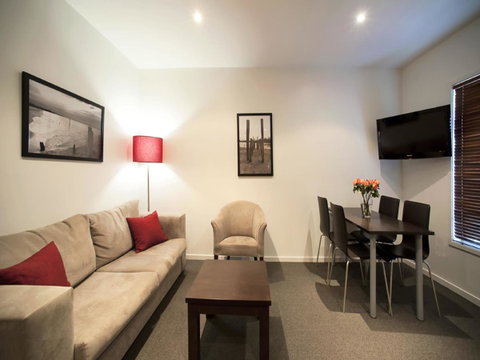The Waves Apartments - Melbourne Tourism 6