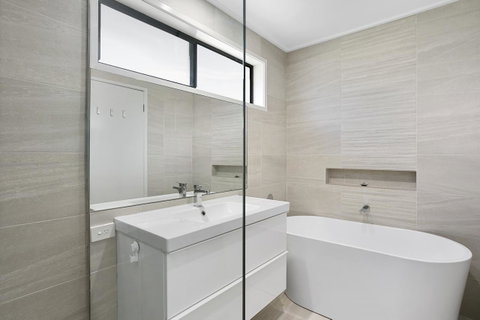 Fairhills - NEW LISTING, Beautifully Styled - Melbourne Tourism 7