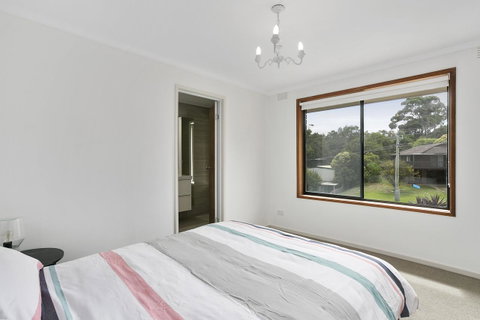 Fairhills - NEW LISTING, Beautifully Styled - Melbourne Tourism 5