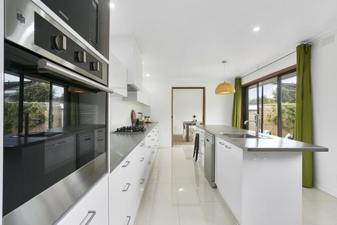 Fairhills - NEW LISTING, Beautifully Styled - Melbourne Tourism 2