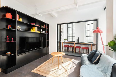Spacious Designer Warehouse Melbourne CBD Apartment - Melbourne Tourism 13