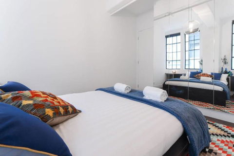 Spacious Designer Warehouse Melbourne CBD Apartment - Melbourne Tourism 7