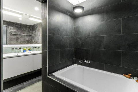 Spacious Designer Warehouse Melbourne CBD Apartment - Melbourne Tourism 11