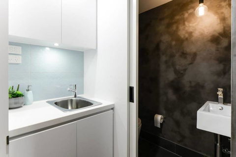 Spacious Designer Warehouse Melbourne CBD Apartment - Melbourne Tourism 10