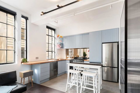 Spacious Designer Warehouse Melbourne CBD Apartment - Melbourne Tourism 3