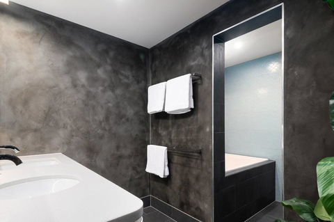 Spacious Designer Warehouse Melbourne CBD Apartment - Melbourne Tourism 12