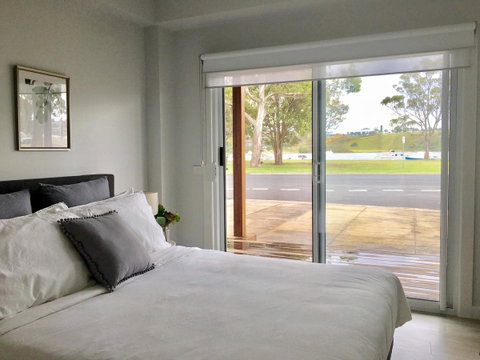The Wheelhouse - 2BR Waterfront Apt In Town - Melbourne Tourism 3