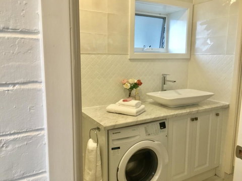 The Wheelhouse - 2BR Waterfront Apt In Town - Melbourne Tourism 13