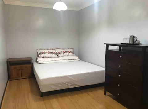Thomastown Antique House En-suite Room - Melbourne Tourism 0
