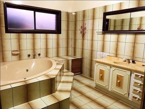 Thomastown Antique House En-suite Room - Melbourne Tourism 1