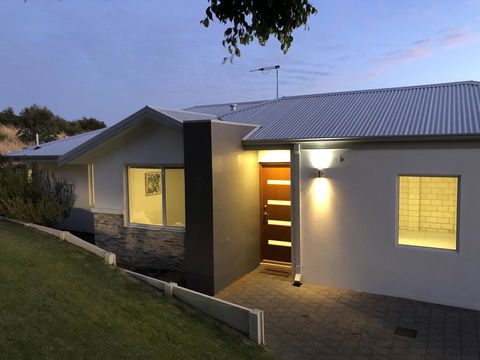 Three Bedroom, Two Bathroom Family Home - Melbourne Tourism 0