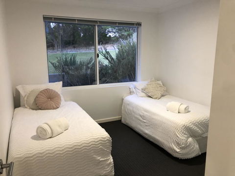 Three Bedroom, Two Bathroom Family Home - Melbourne Tourism 3