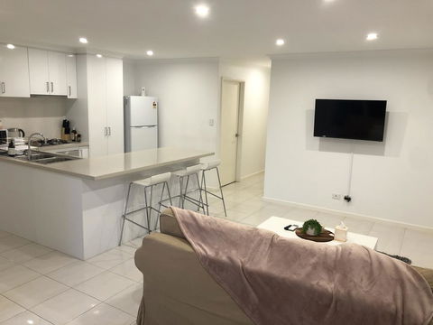 Three Bedroom, Two Bathroom Family Home - Melbourne Tourism 1