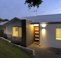 Three Bedroom Two Bathroom Family Home - Melbourne Tourism