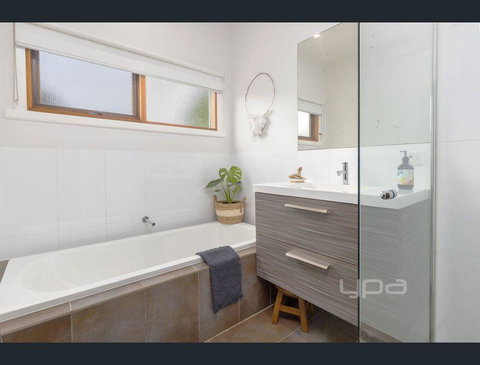Toot Toot ! 50s Classic Beach House With Bungalow - Melbourne Tourism 1