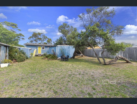 Toot Toot ! 50s Classic Beach House With Bungalow - Melbourne Tourism 2