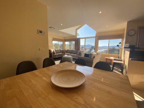 Torino 6 - Lake Jindabyne & Snowy Mountain Views - Melbourne Tourism 1
