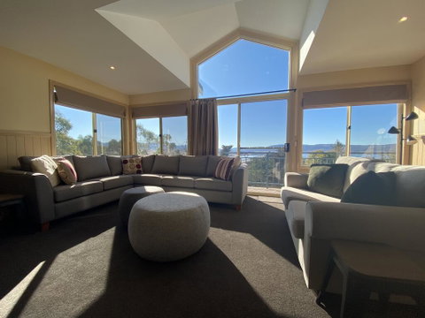 Torino 6 - Lake Jindabyne & Snowy Mountain Views - Melbourne Tourism 2