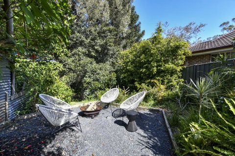 UMINA BEACH KOKOMO- Walk To The Beach, FAMILY And PET FRIENDLY Set Of 3 Vintage Original Holiday Flats & Vintage Caravan And Bat - Melbourne Tourism 3