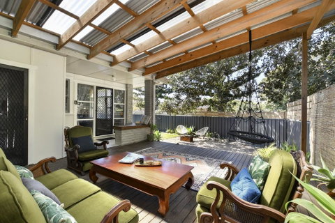 UMINA BEACH KOKOMO- Walk To The Beach, FAMILY And PET FRIENDLY Set Of 3 Vintage Original Holiday Flats & Vintage Caravan And Bat - Melbourne Tourism 2