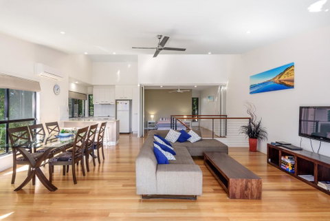 Unit 1 Rainbow Surf - Modern, Two Storey Townhouse With Large Shared Pool, Close To Beach And Shop - Melbourne Tourism 0
